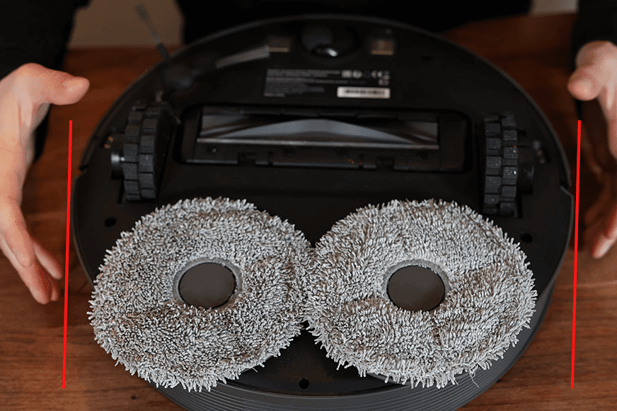 Салфетки, которые не простираются на всю ширину робота-пылесоса Dreame L10s Pro, видны на крупном плане.